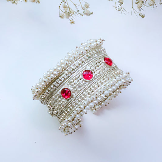 Oxidized Silver Kada with Red Kundan Stones and Pearl Bead Border