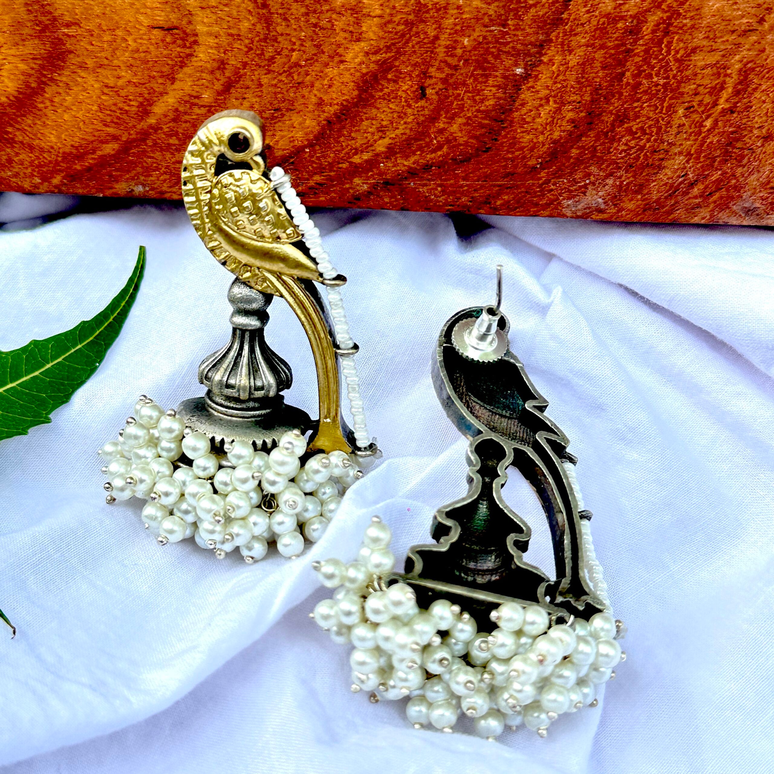 Dual Tone Parrot Pearly Earring