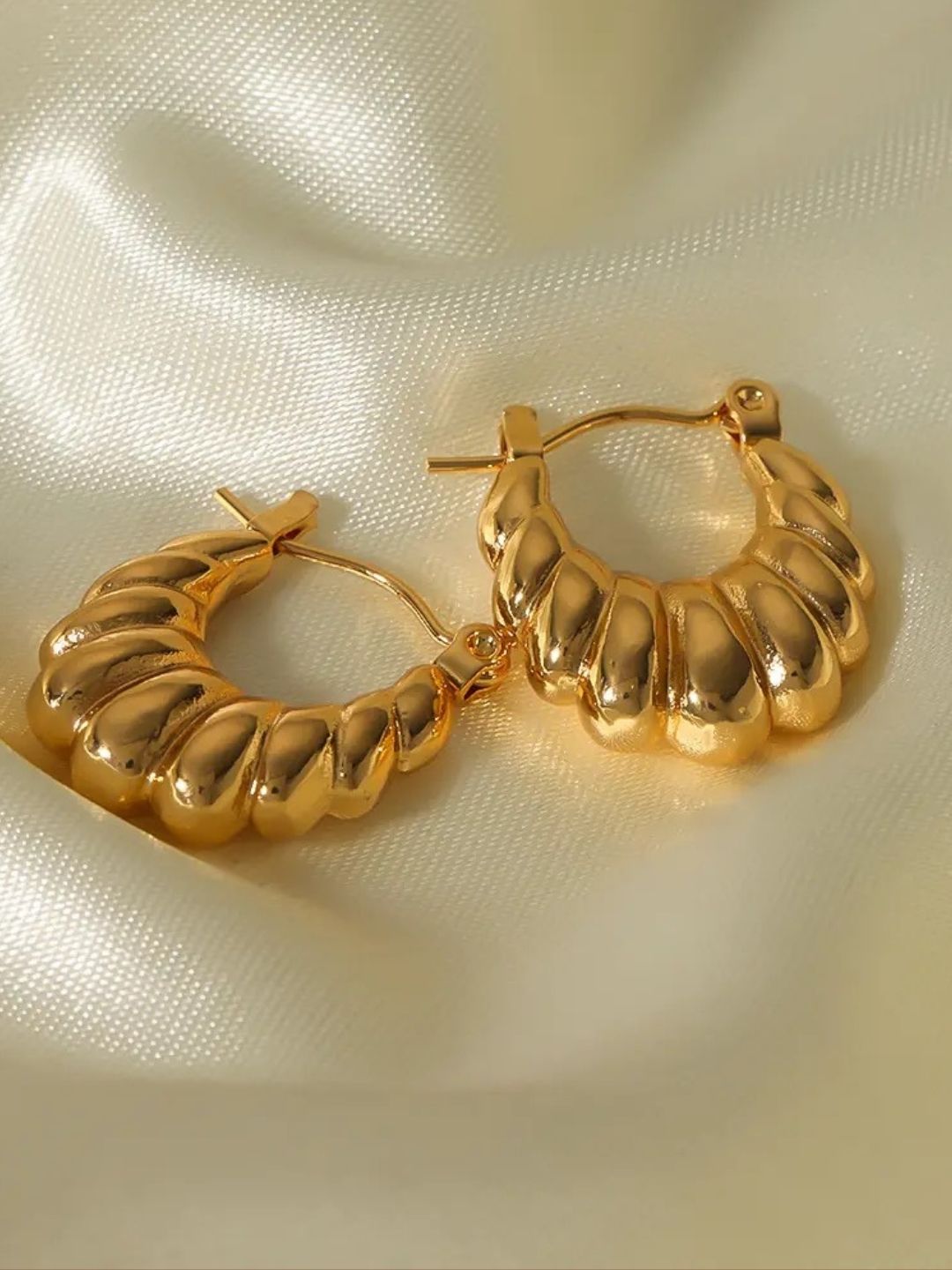 Scalloped Oval Hoop Earrings