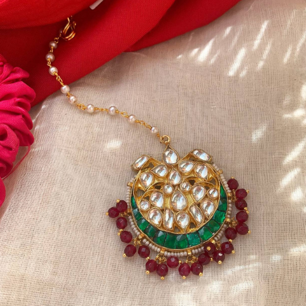 Maang Tikka In With Green Kundan Stones