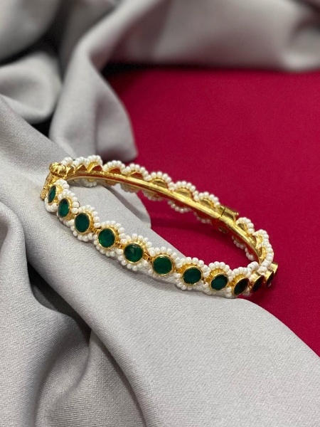 Emerald Green Bracelet in Kundan